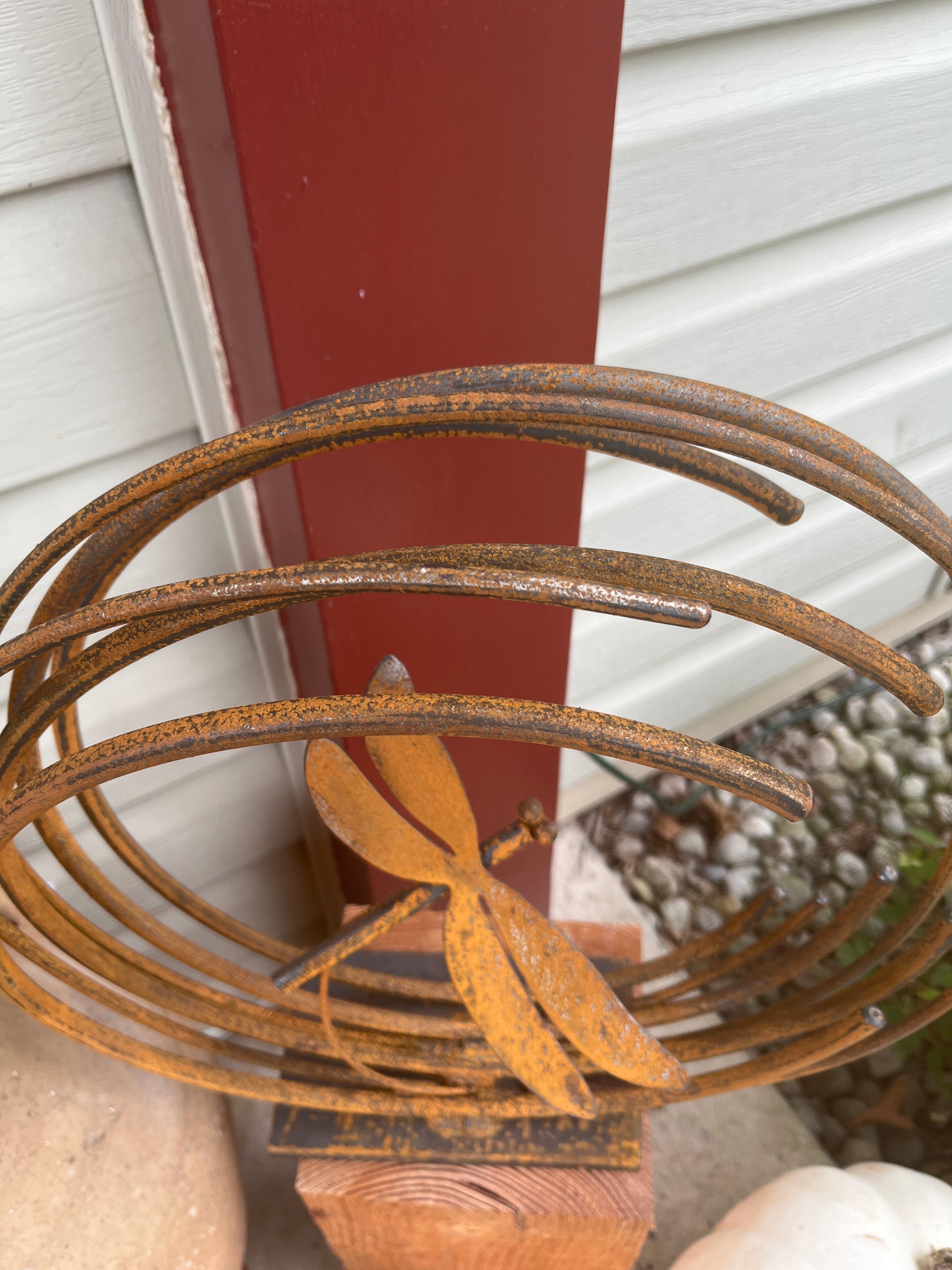 Metal dragonfly arc