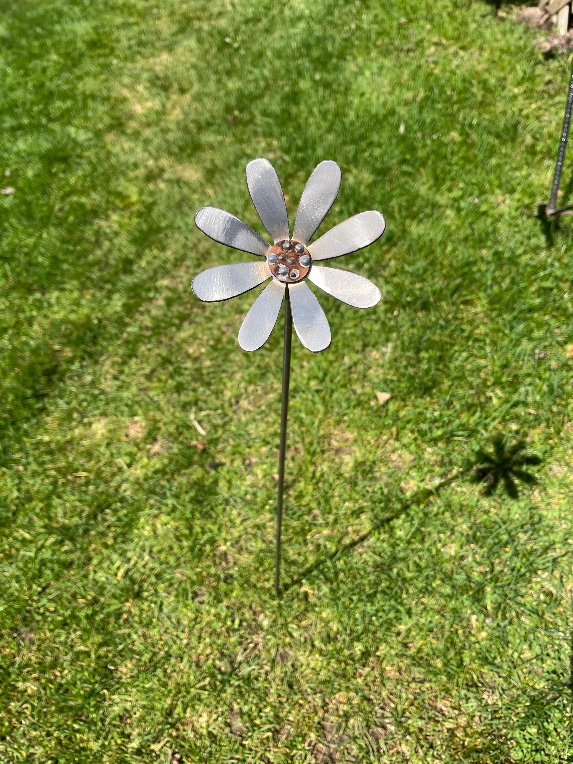 Metal daisy