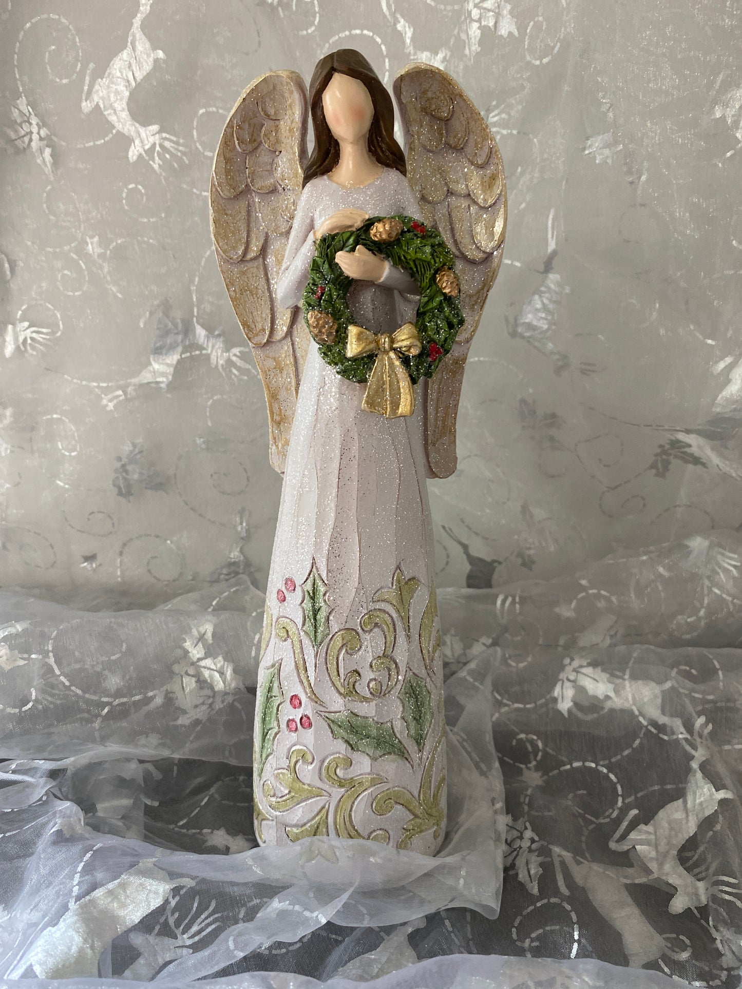 Angel Holding a Wreath Sparkles
