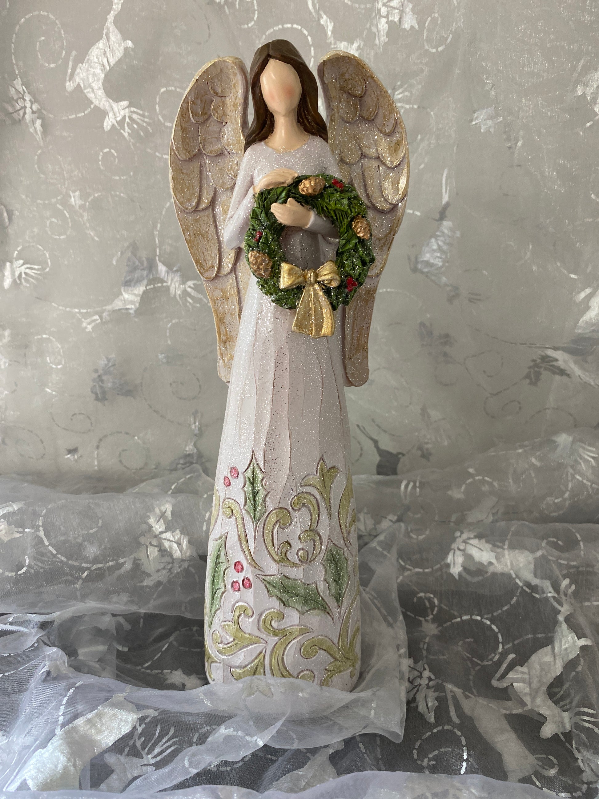 Angel Holding a Wreath Sparkles