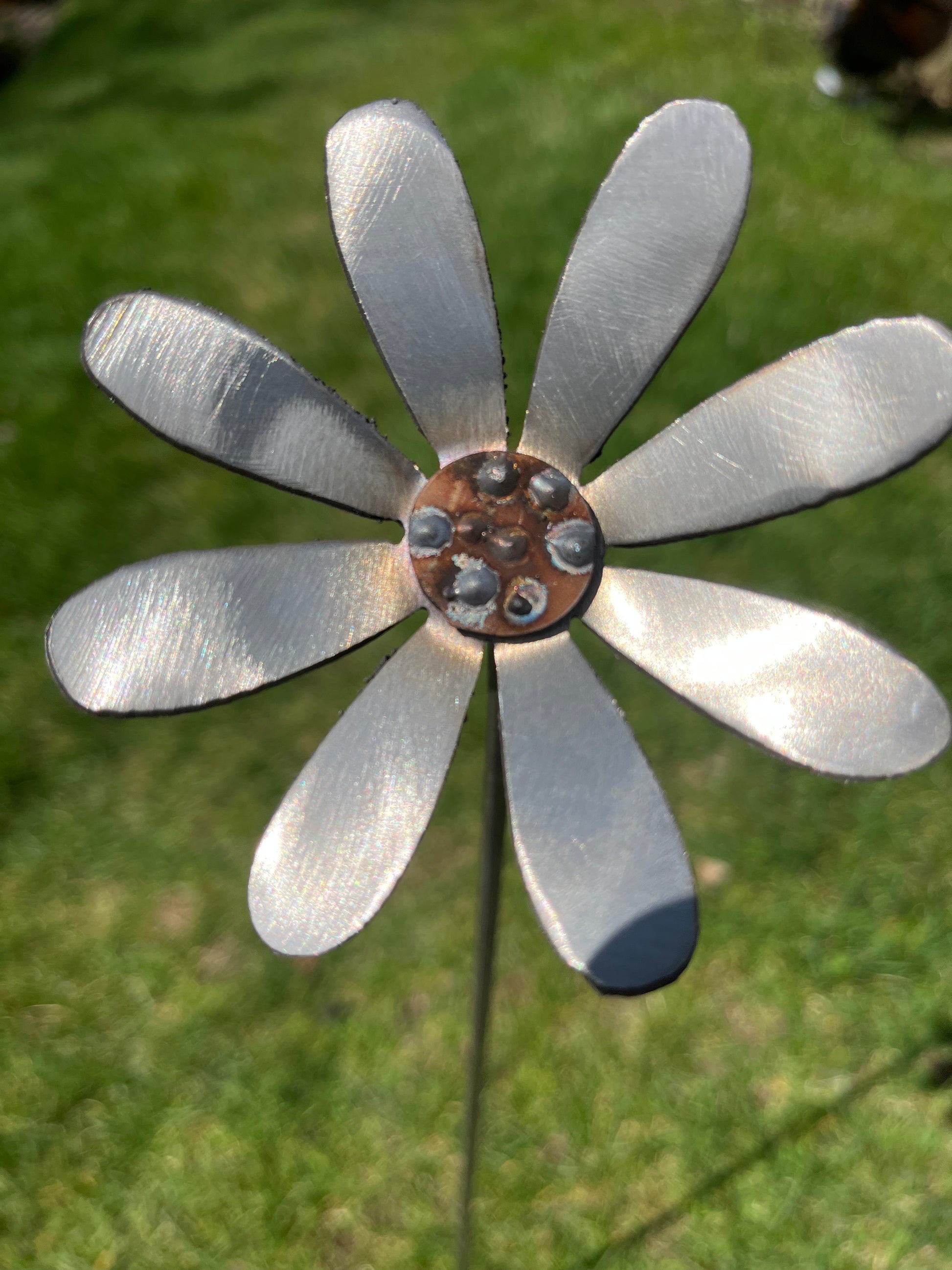 Metal daisy