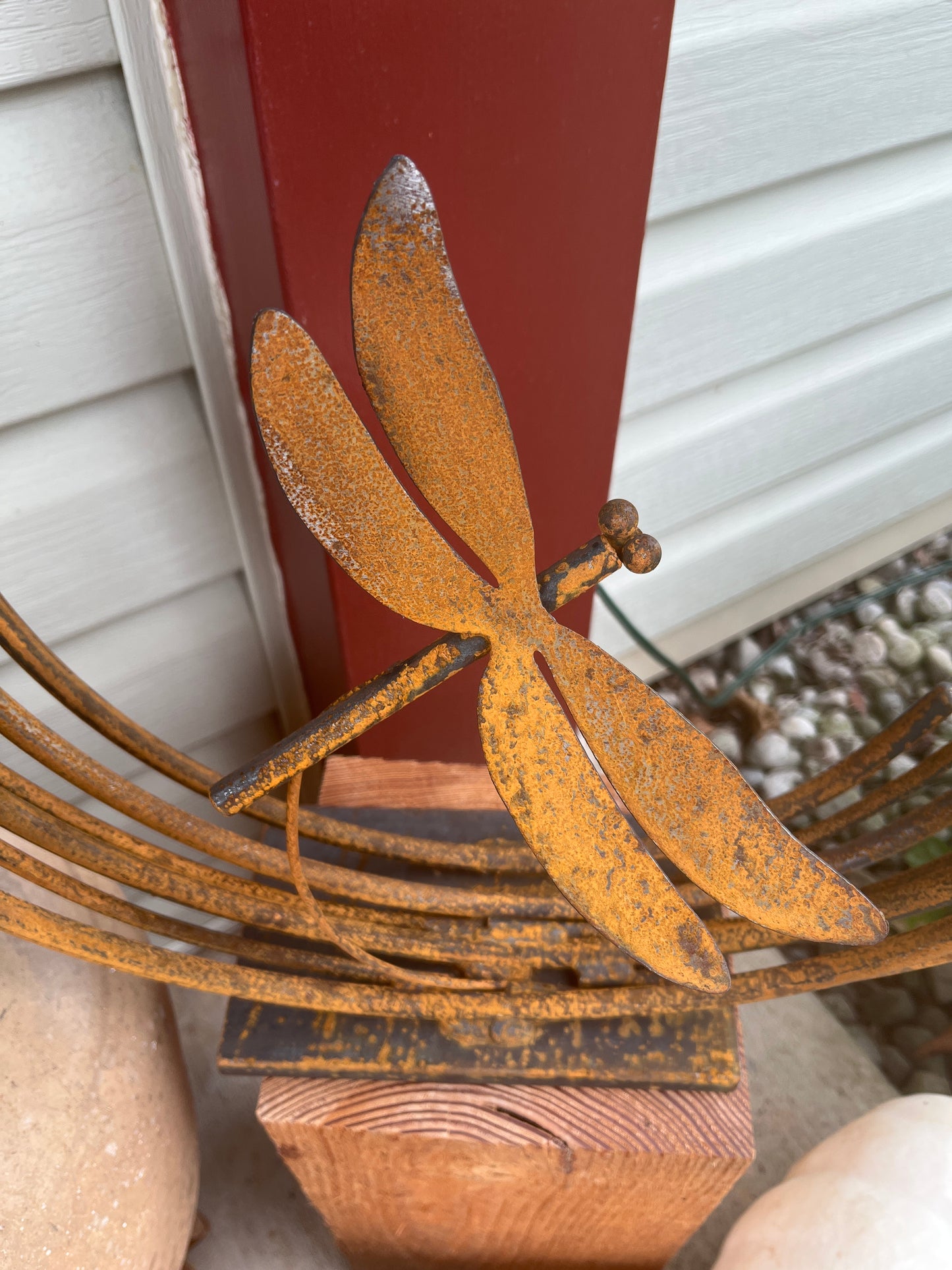Metal dragonfly arc