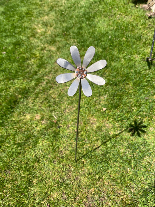 Metal daisy