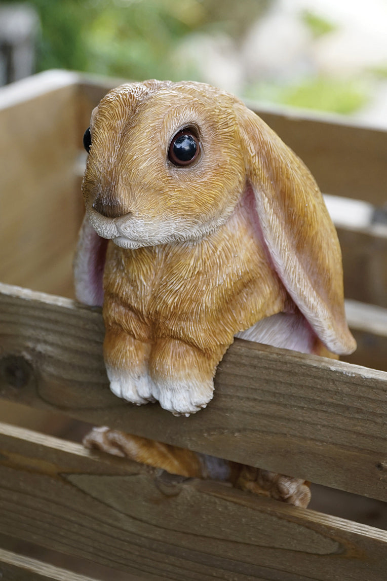 Resin rabbit fence hanger