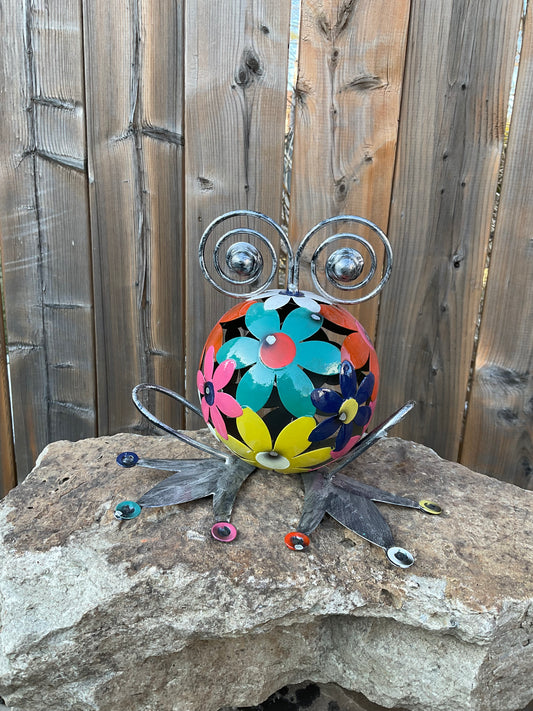 Metal frog garden decor