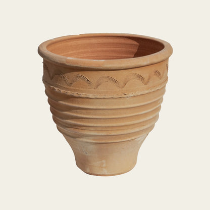 Terracotta pot with wavy pattern on a beige background - Heraklis