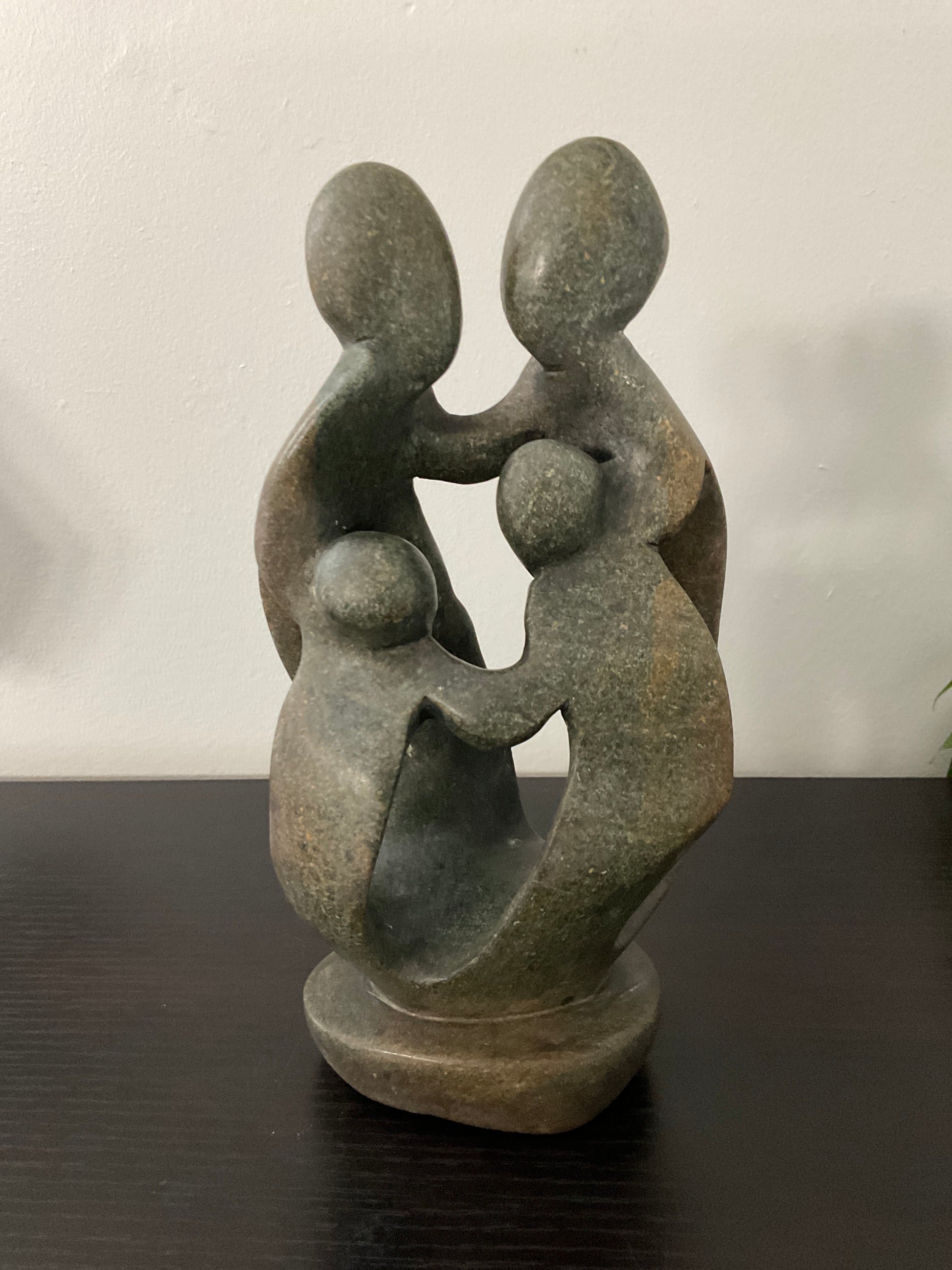Stone sculpture of a family of 4 - Ukama - 4K